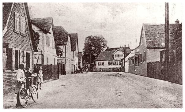 Die Bahnhofstraße in Obertshausen um 1919.