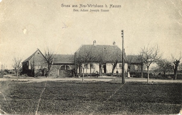 Das Neu-Wirtshaus bei Hausen an der „Alten Straße“ um 1900. Im Vordergrund verläuft heute die moderne Trasse der Bundesstraße 448.