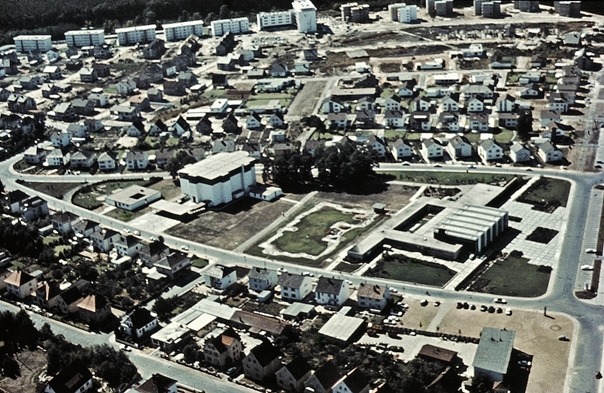 Hausen mit St. Pius und dem Bürgerhaus vor 1964. Alle Straßen jenseits der Schillerstraße (im Vordergrund) bis zur heutigen Bundesstraße 448 (am oberen Bildrand) wurden erst nach dem Zweiten Weltkrieg angelegt.