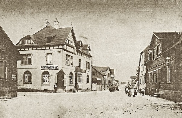 Obertshausen 1926: Die Heusenstammer Straße war damals nicht befestigt, genauso wenig wie die links einmündende Wilhelmstraße.