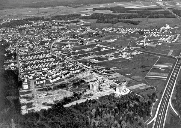 Obertshausen 1965: Am rechten Bildrand ist die Autobahn zu sehen. Im Vordergrund werden im Neubaugebiet Lohwald Hochhäuser errichtet, am Bildrand links befindet sich die Waldstraße, in Bildmitte (von rechts unten nach links oben verlaufend) die Beethovenstraße. Rechts oben am Rembrücker Weg stehen schon etliche Häuser. Zwischen heusenstammer Straße und Beethovenstraße standen damals nur wenige Häuser – und viele der heutigen Straßen zwischen dem Rathaus in der Beethovenstraße und der Autobahn waren zu dieser Zeit noch gar nicht angelegt.