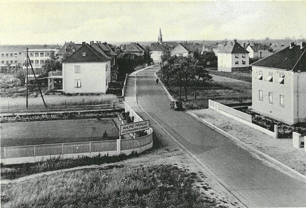 Die Seligenstädter Straße in Hausen 1939. Der hier gezeigte Ortseingang lag damals in Höhe der heutigen Sparkassenfiliale. Man beachte die unbefestigten und zum Teil nicht vorhandenen Gehwege.