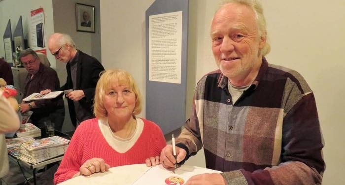 Wenn die Gallier hessisch babbeln - 
Kabarettist und Asterix-Übersetzer Jürgen Leber zu Gast im Werkstatt-Museum.
 Ein Autogramm fürs Buch: Diesen Wunsch erfüllt Jürgen Leber Uschi Schubert gerne.
Foto: Zls