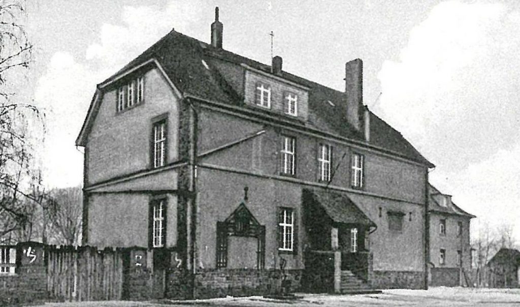 Die Joseph-von-Eichendorff-Schule im Jahr 1940: Im Obergeschoss des Gebäudes wurde bereits 1919 der erste evangelische Gottesdienst in Obertshausen gefeiert.
© HGV (repro)