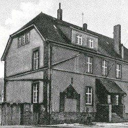 Die Joseph-von-Eichendorff-Schule im Jahr 1940: Im Obergeschoss des Gebäudes wurde bereits 1919 der erste evangelische Gottesdienst in Obertshausen gefeiert. © HGV (repro)