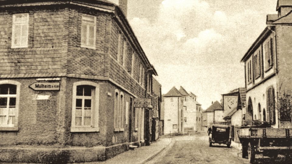 Der Blick in die Steinheimer Straße um 1930 / 40 zeigt links die „Krone“, rechts den „Goldenen Löwen