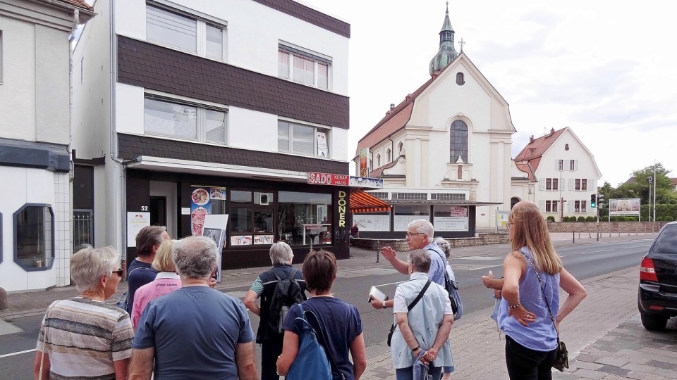 Herz Jesu Kirche und ehemaliges Möbelhaus Mund, heute Dönerladen