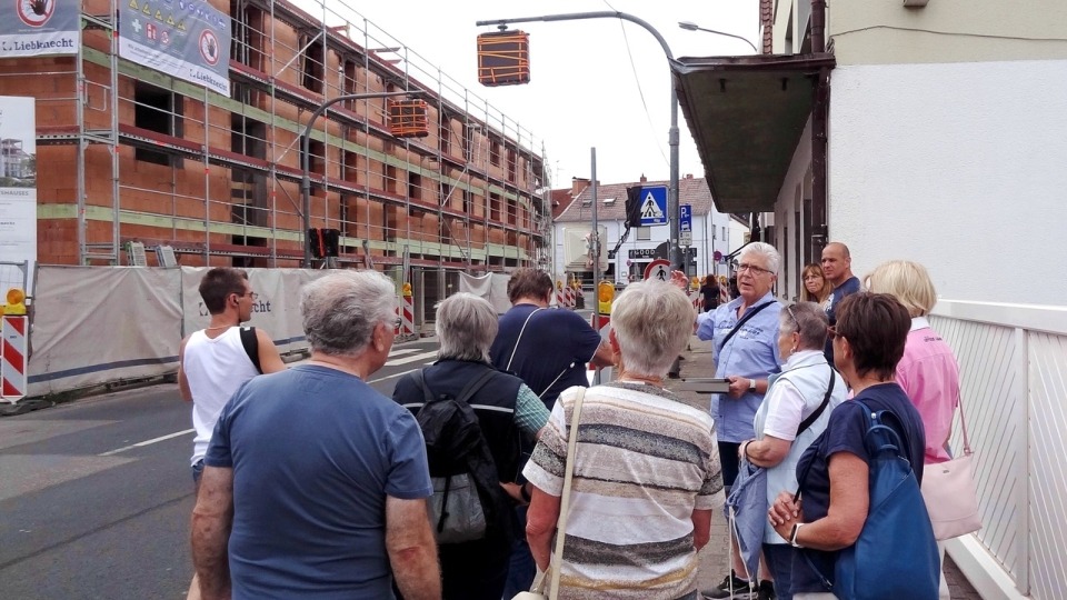 Vor der neuen „Chinesischen Mauer“ in der Bahnhofstraße