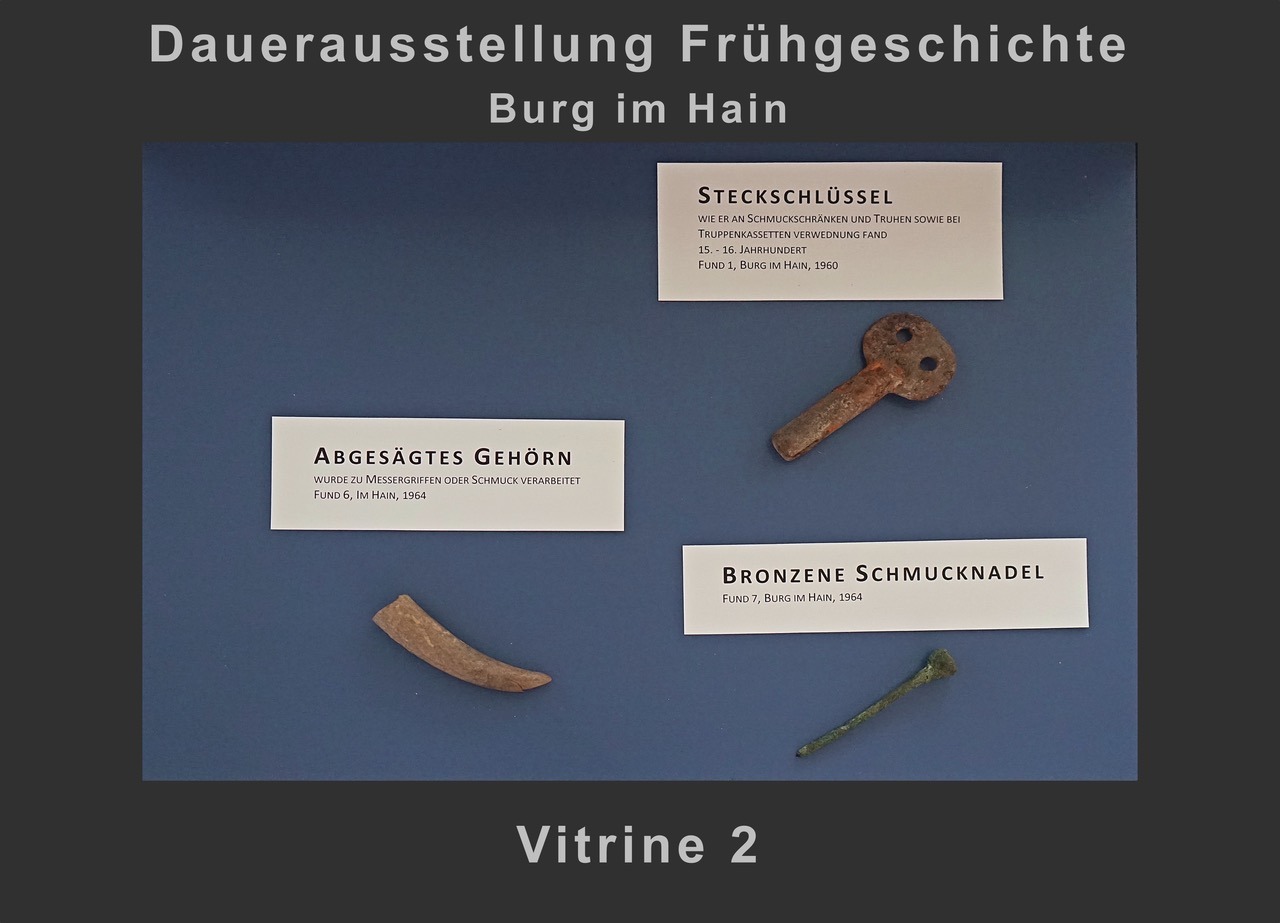 Vitrine 2: Steckschlüssel, Bronzenadel, abgesägtes Gehörn