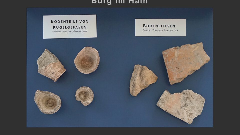 Vitrine 4: Bodenteile von Kugelgefäßen, Bodenfliesen