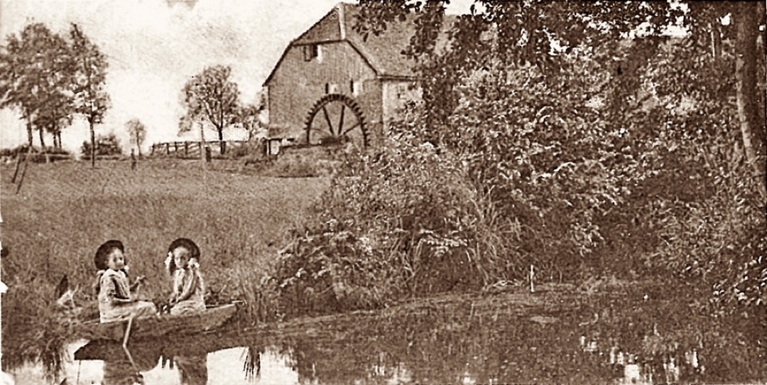 Hinter dem Garten des Gasthauses zum Schützenhof in der Kapellenstraße floß früher die Rodau entlang, Aufnahme vor 1915