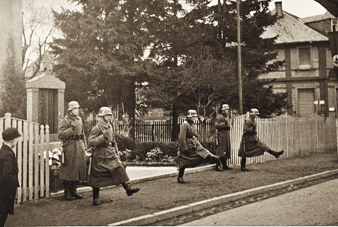 Aufmarsch der Wehrmacht und der NS-Ortsgruppe vor dem Kriegerdenkmal