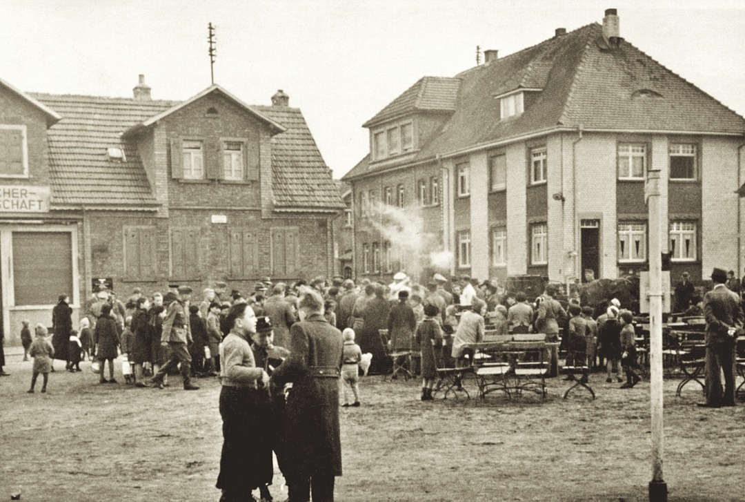 Speisung während des zweiten Weltkrieges durch das Winterhilfswerk der Nationalsozialisten auf dem Marktplatz