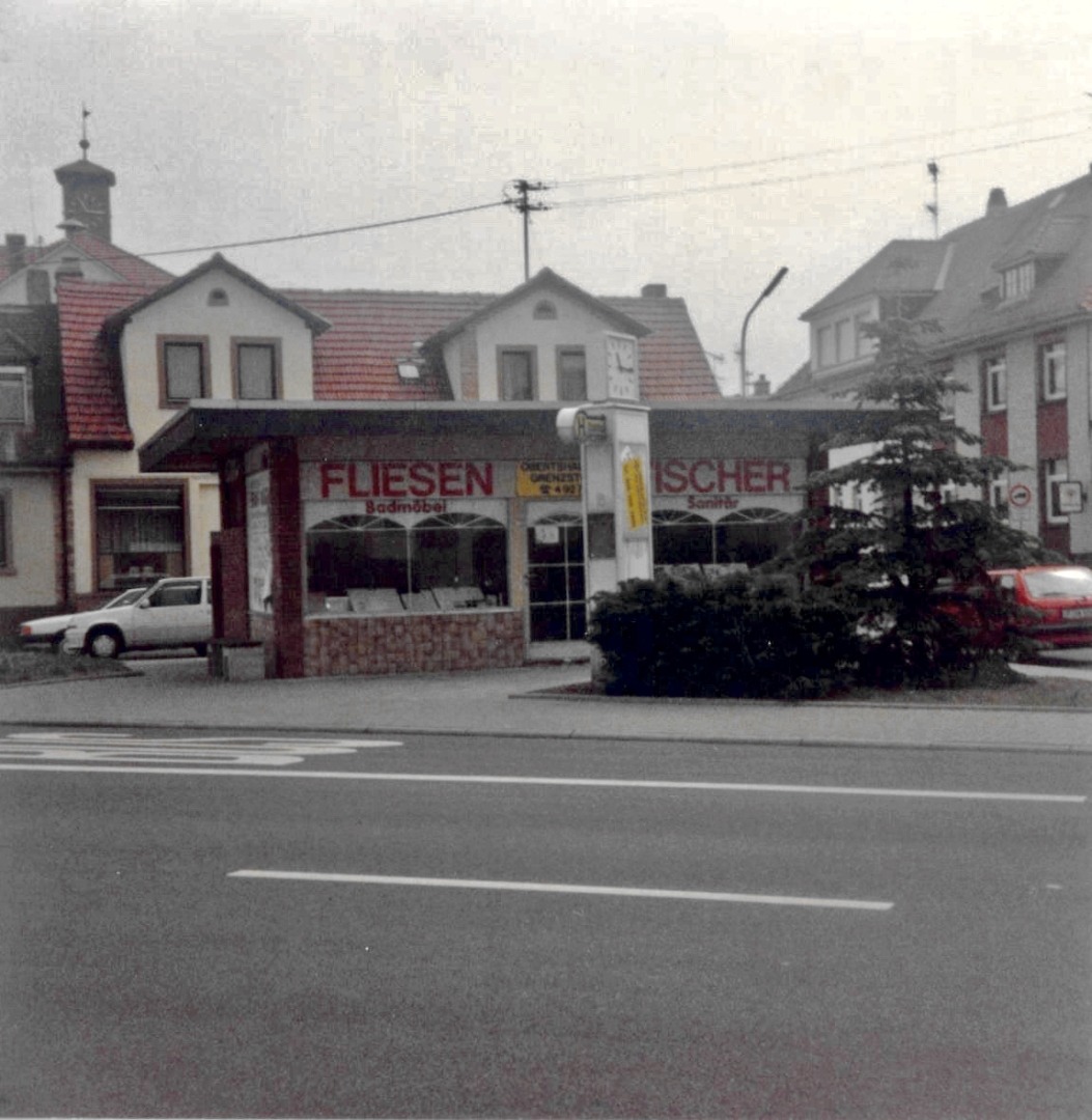 Marktplatz mit Blick auf den Ausstellungsraum der Firma Fliesen-Fischer um 1980