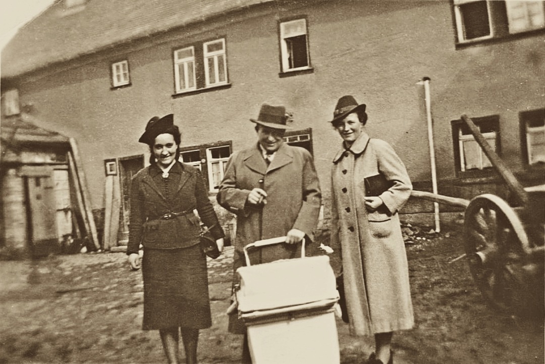Der letzte Müller der Obermühle August Jäger mit Ehefrau Anna, Schwägerin Josefine Wollmann und vermutlich Enkelkind im Hof der Obermühle Hausen