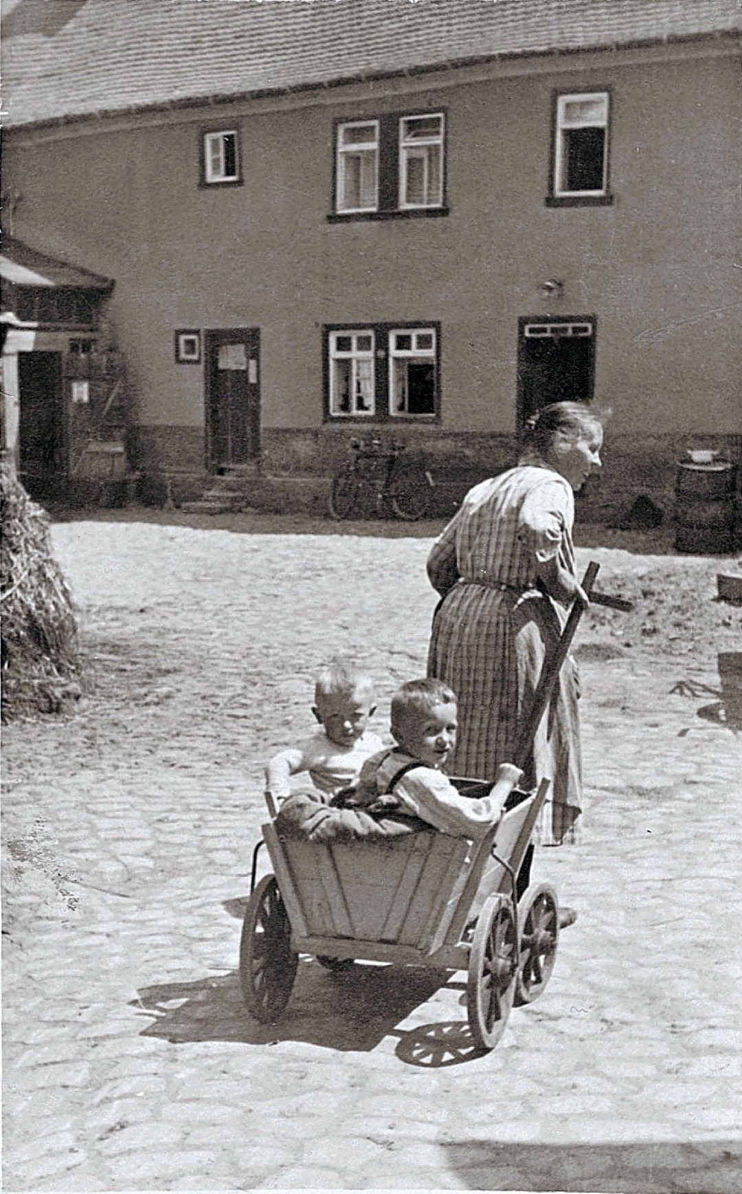 Obermühle Hausen Mutter von August Jäger mit seinen Kindern