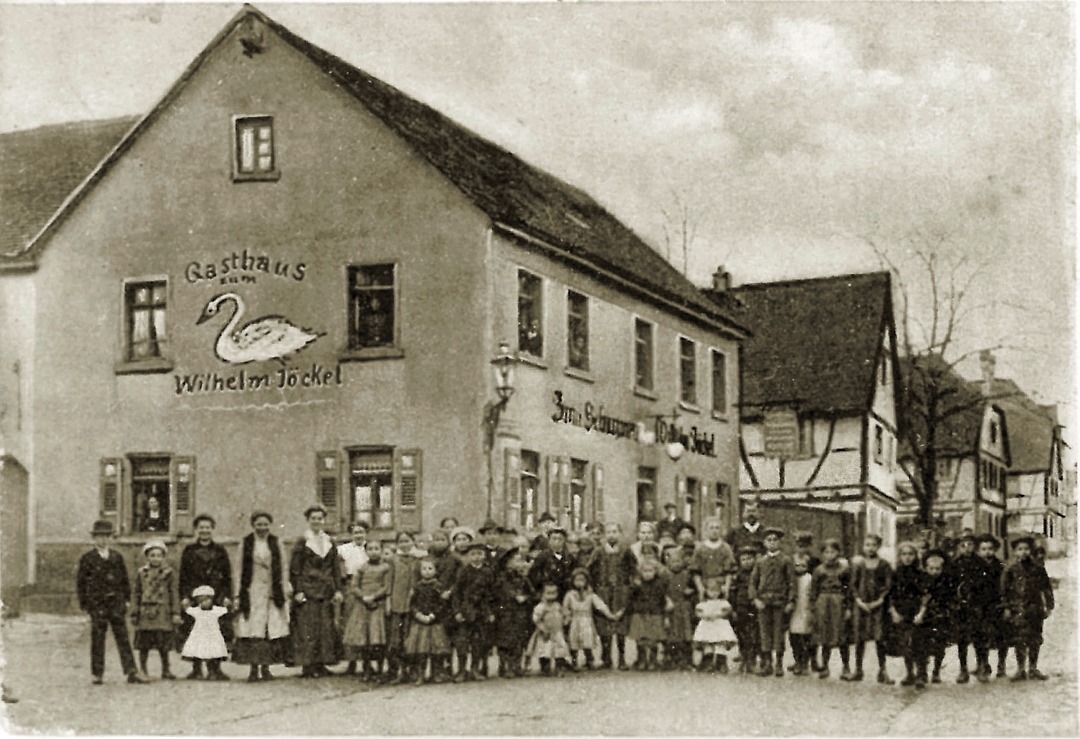 Ecke Fünfhäusergasse-Wilhelmstraße. Gasthaus zum Schwanen um 1910