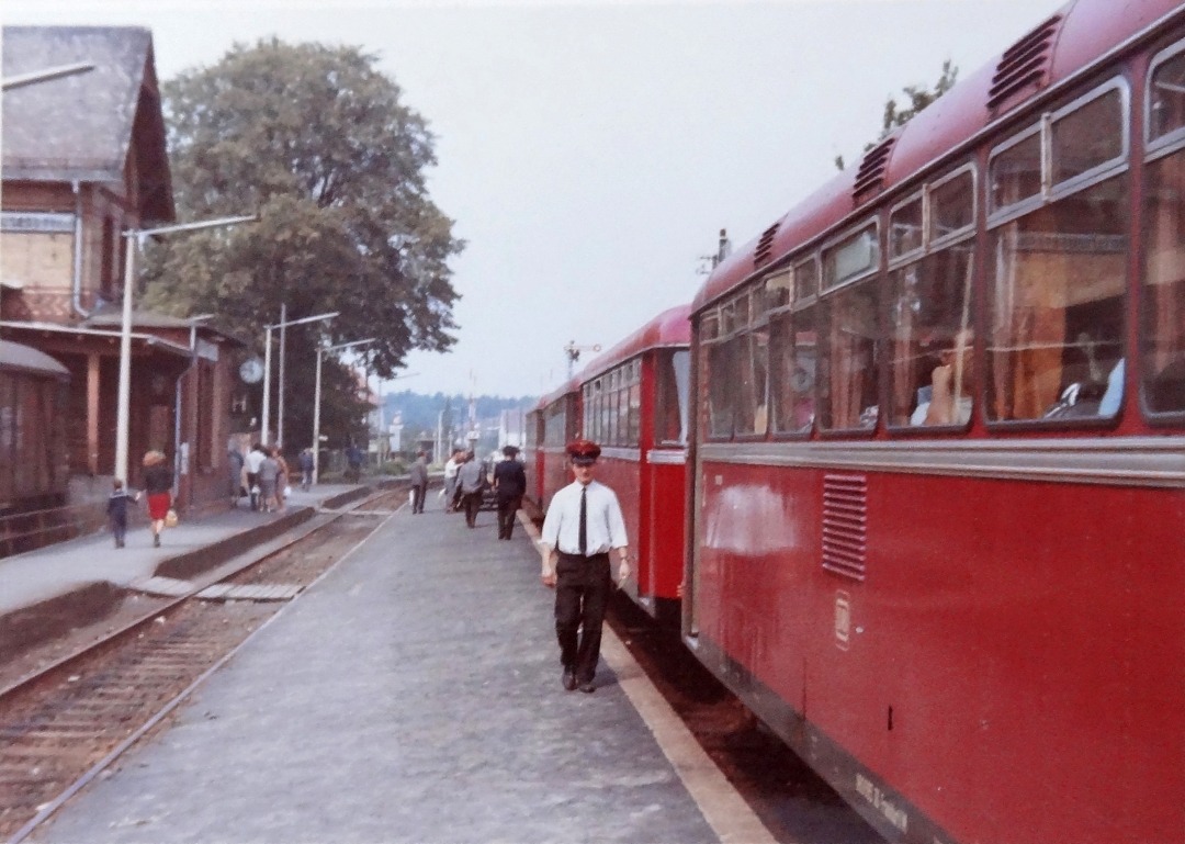 Bahnhof mit Schienenbus in den 1970er Jahren