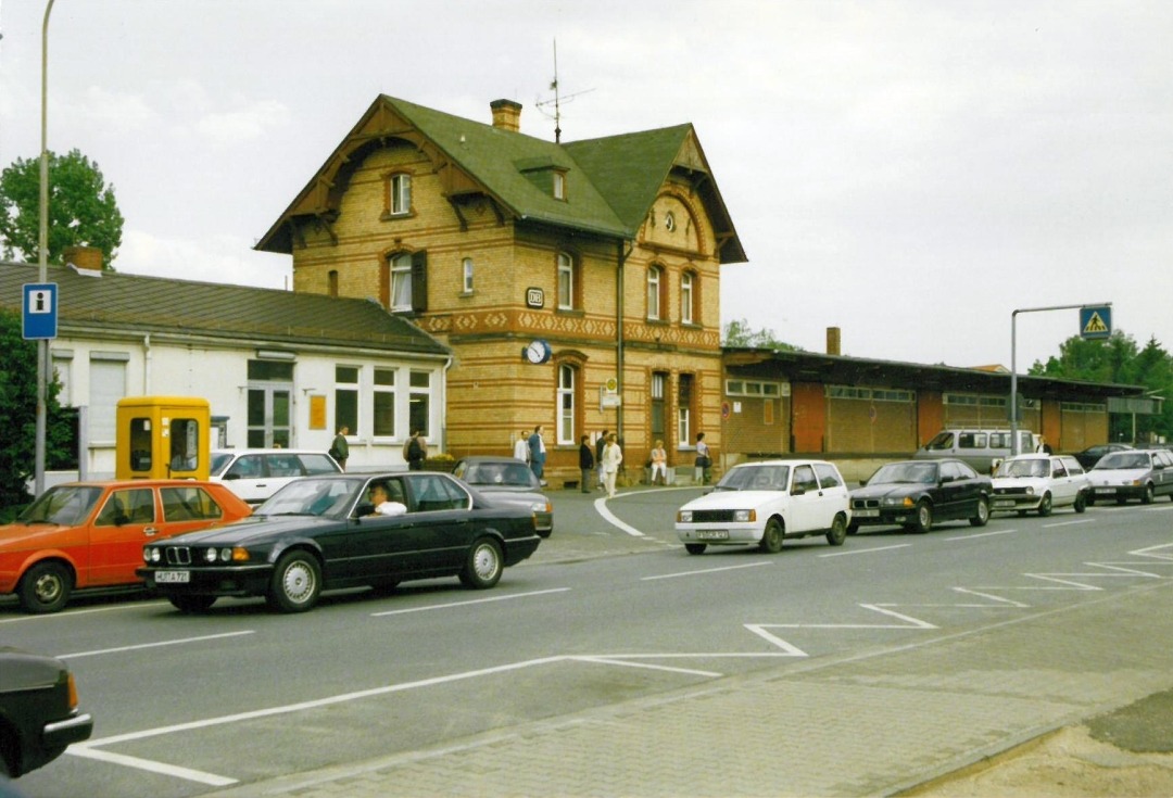 Bahnhof mit Warteraum (links), Mai 1994 Bahnhof mit Warteraum (links), Mai 1994