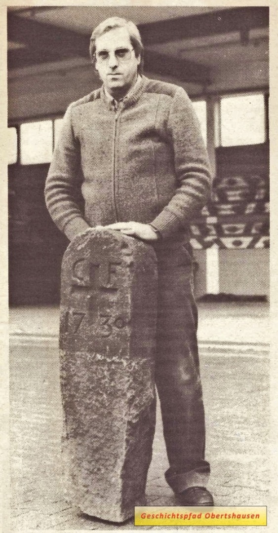 Bauhof-Leiter Gerhard Henderkes mit dem sichergestellten Grenzstein