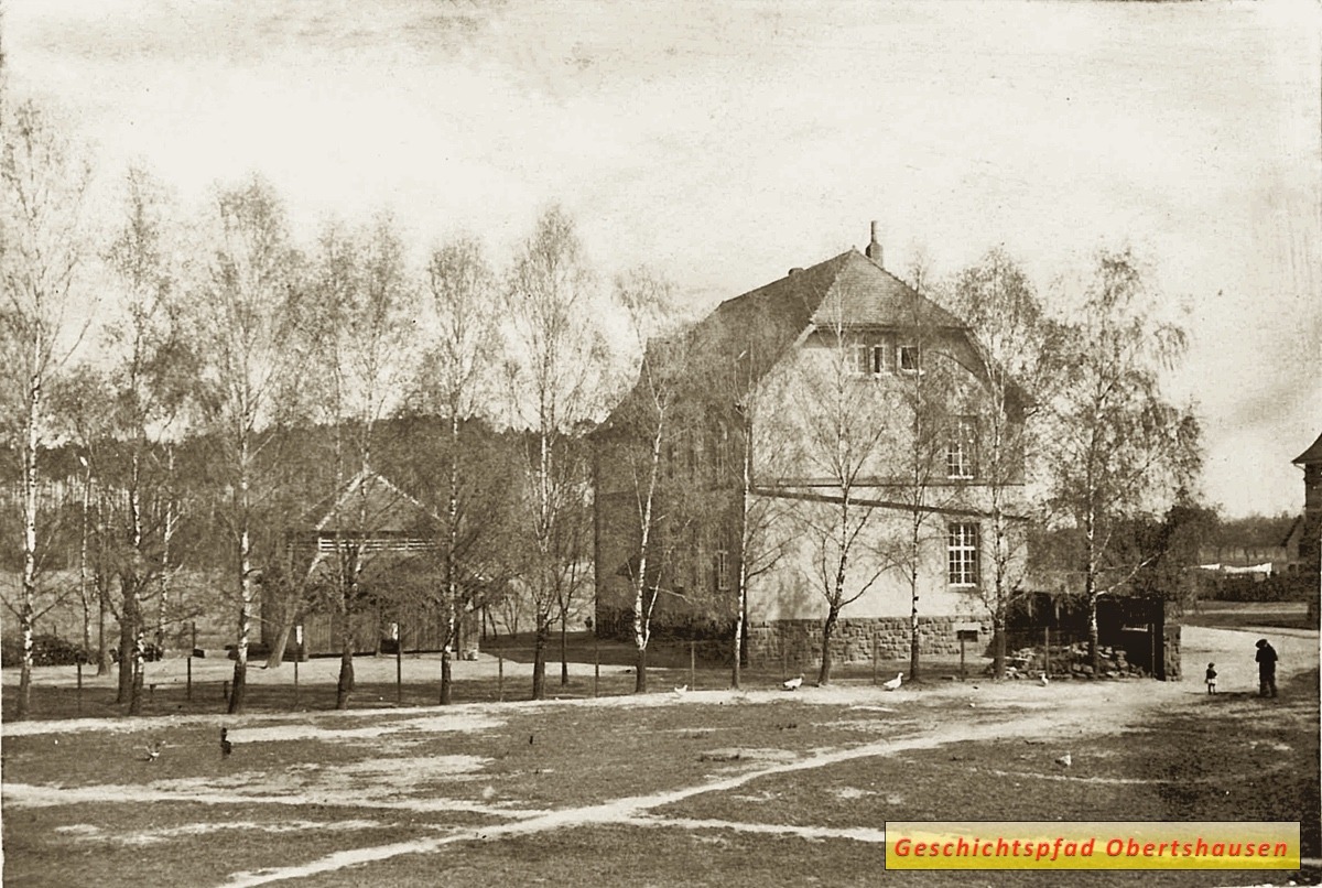 Joseph-von-Eichendorff-Schule mit ehemaligen Toilettenhäusschen