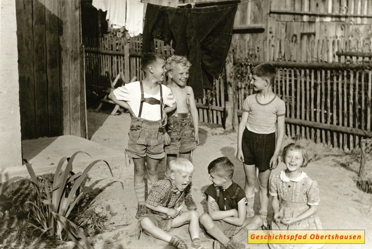 Schulhof mit Kindern, 1949