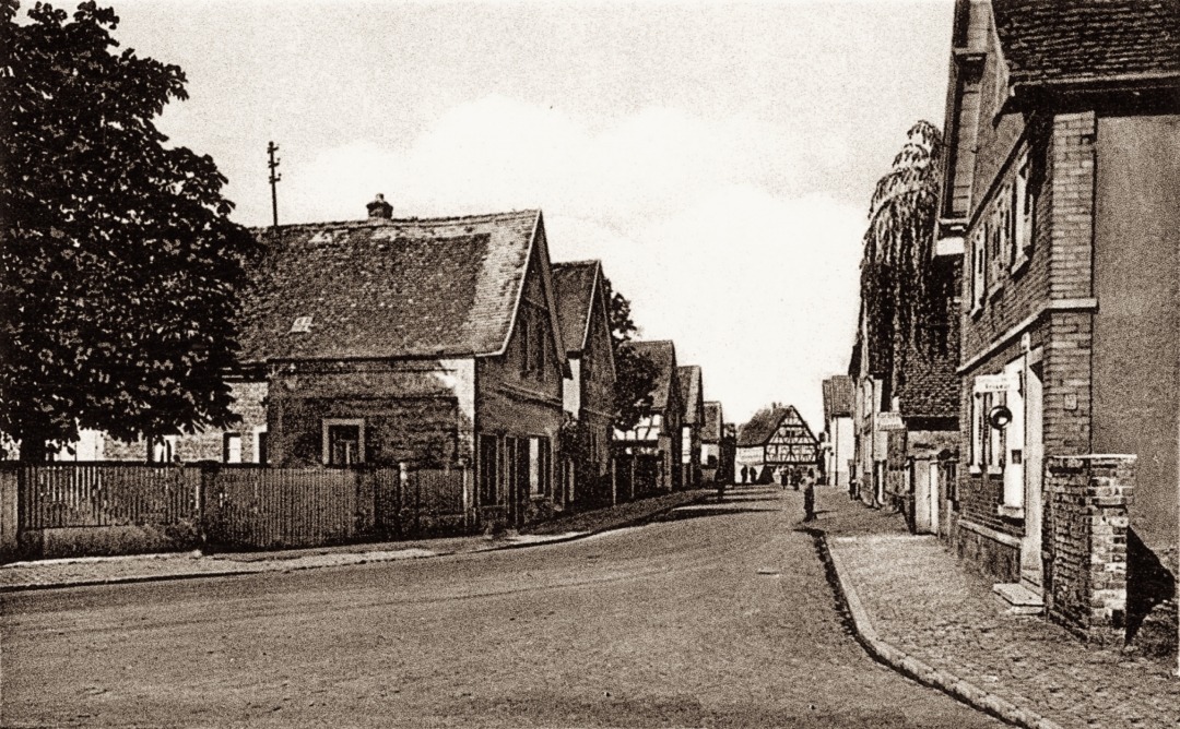Die heutige Kapellenstraße mit Blick in Richtung Bernhardstraße auf einem Postkartenmotiv von 1938