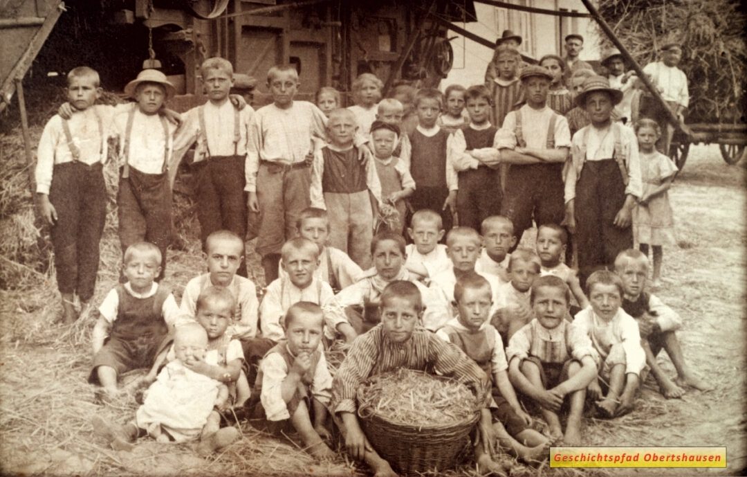 Kinder bei der Heuernte um 1910