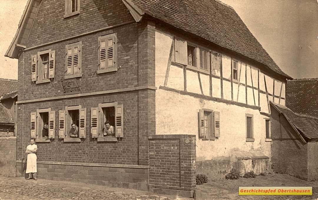 Bäckerei von Johann Bernadus. Am Fenster in der Mitte Johann Bernardus, rechts Tochter Lorchen, vor der Haus ein Bäckergeselle