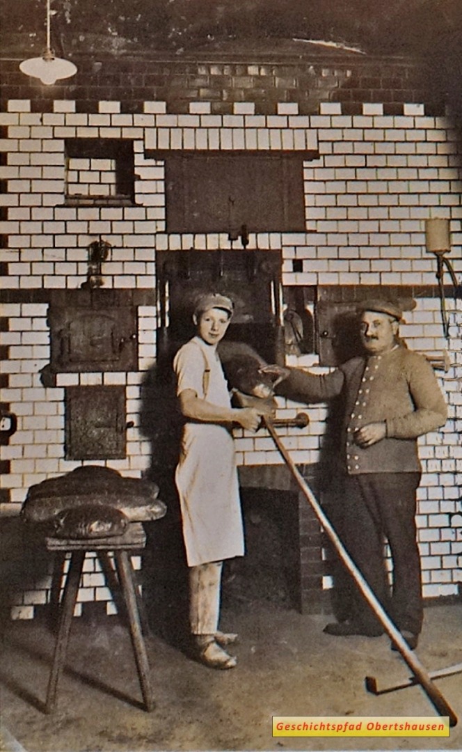 In der Backstube. Links Bäckergeselle Peter Servatius Vetter (Onkel von Hans Otto Vetter) und Bäckermeister Andreas Komo, vermutlich Ende der 1920er Jahre