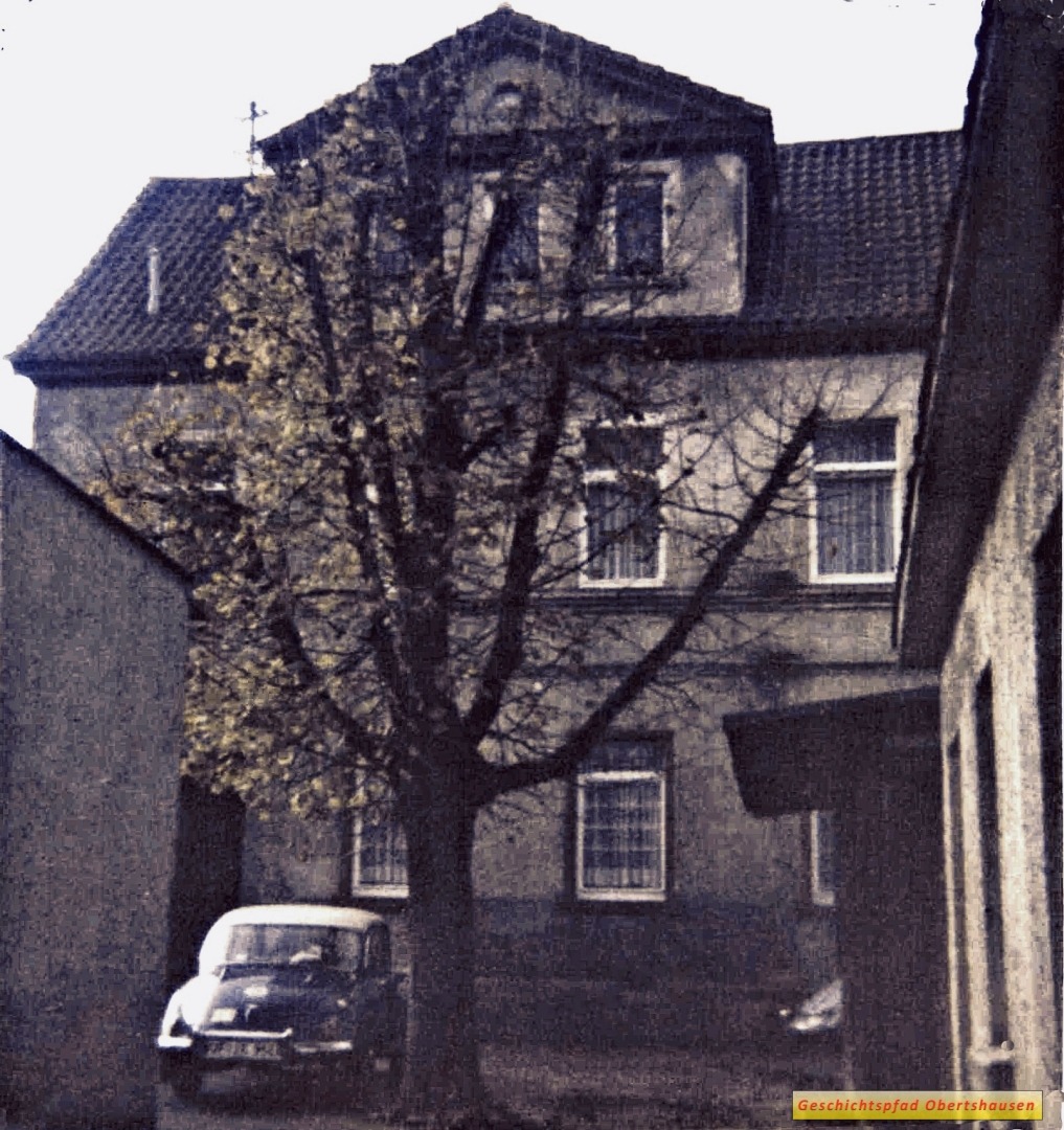 Ehemalige Alte Schule im Jahr 1967. Sie stand in zweiter Reihe hinter der Drogerie Leicht