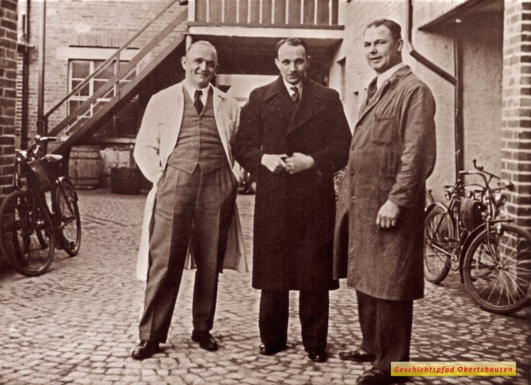 Fritz Becker, und Jakob Wolf im Sommer 1935 mit einem unbekannten Herrn in ihrer Mitte