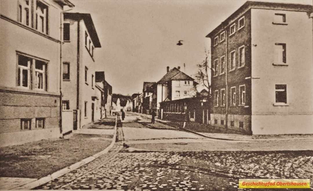 Postkartenmotiv von 1938-39. Links Lederwarenfabrik Keller und Kern, rechts Jakob Wolf & Co. KG