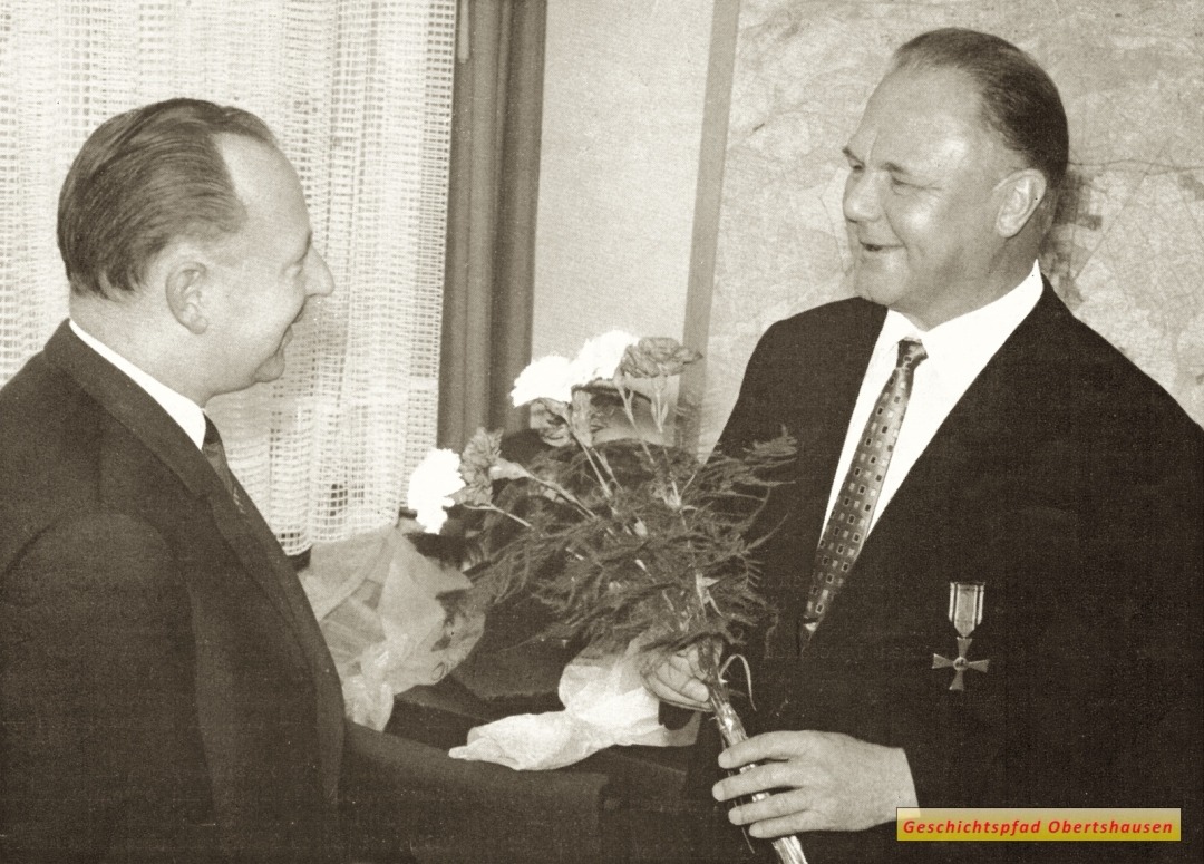 Bundesverdienstkreuz an Jakob Wolf am 12_02_1965 durch Landrat Schmidt