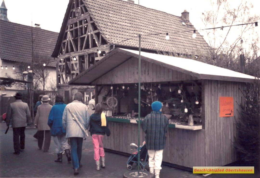 Weihnachtsmarkt 1985 in der Fressgass und in der Fünfhäusergasse. Das Gerippe wird freigelegt