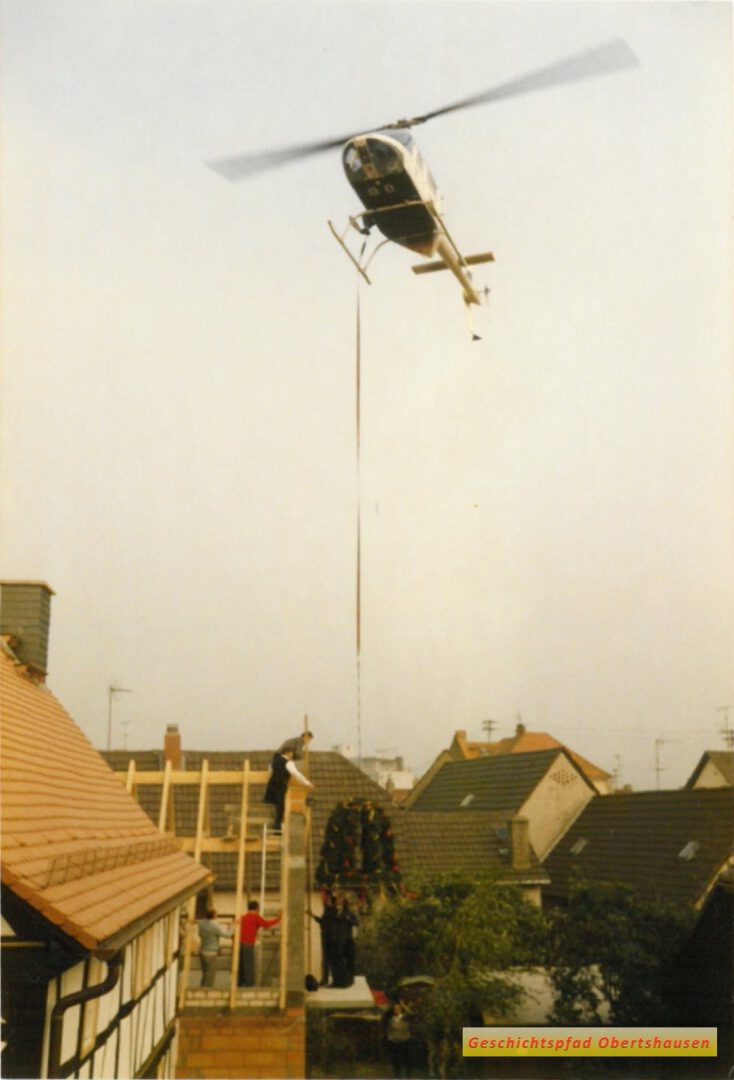 Richtfest 1986. Die Krone wird von einem Helikopter herangeflogen