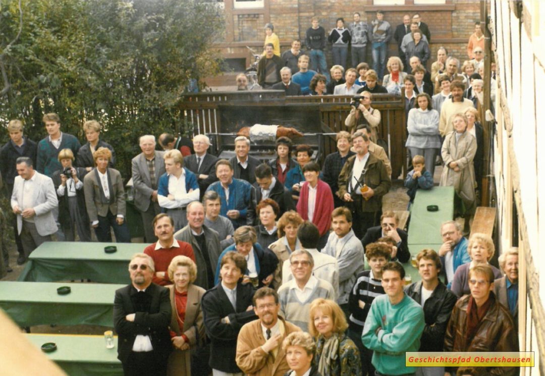 Richtfest 1986. Die Gäste schauen dabei interessiert zu