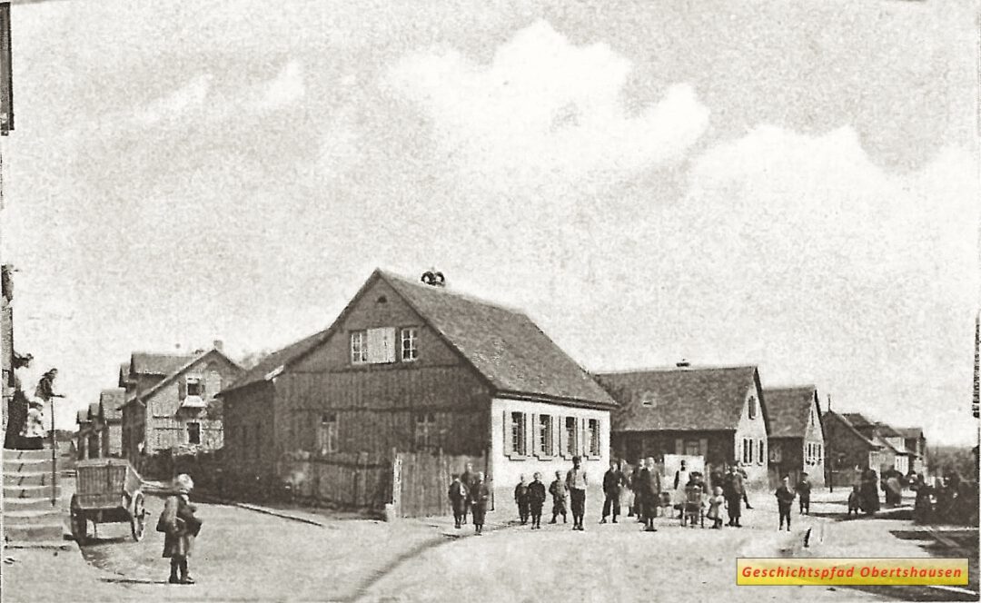 Die Bahnhofstr von der alten Post aus gesehen, links die heutige Max-Planck-Straße, um 1900