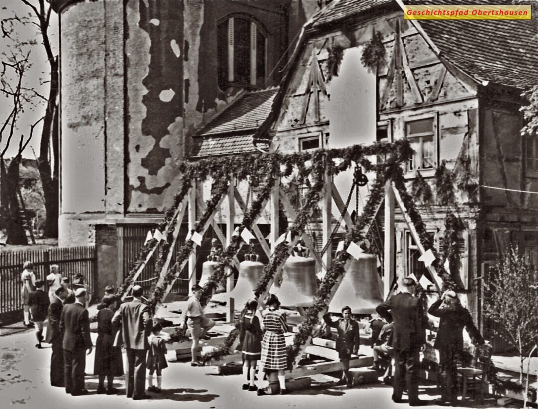 Glockenbesichtigung am 8. Mai 1954, vor dem Grünen Baum
