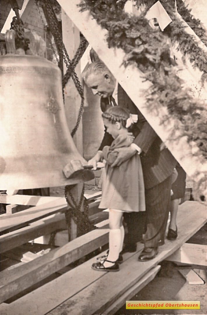 Die neuen Glocken können nach einer Spende von 50 Pfennig mit einem Holzhammer angeschlagen werden, hier wird die Glocke von Annette Kramm angeschlagen.