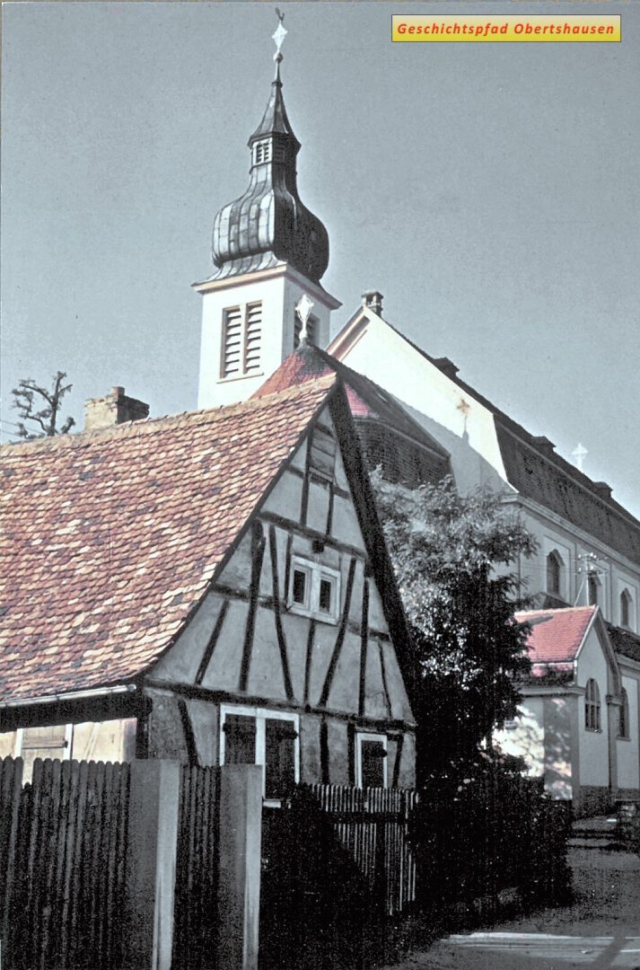 Kirchstraße mit altem Fachwerkhaus und Herz Jesu Kirche 1965