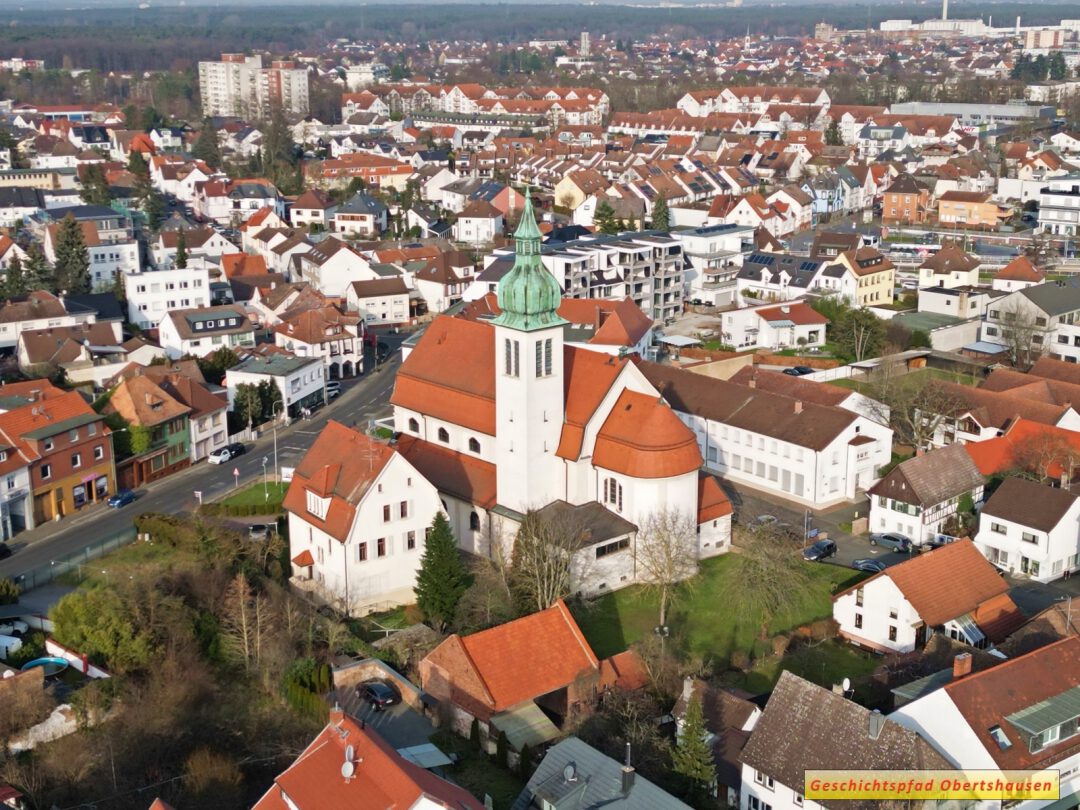 Herz-Jesu-Kirche - Luftaufnahme Drohne Richtung Bahnhofstraße