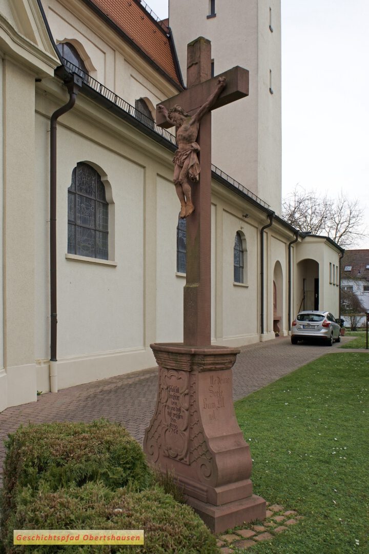 Barockkreuz, wurde 1993 restauriert und bekam seinen heutigen Standort