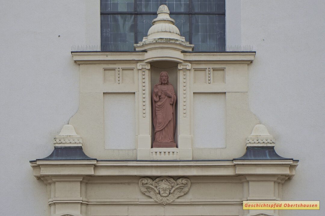 Herz-Jesu-Statue wurde am 10. Juni 1994 geweiht und in die dafür vorgesehene Nische über dem Hauptportal gestellt