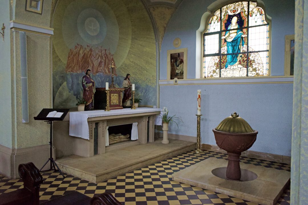 Taufkapelle mit Pfingstbild und Taufstein