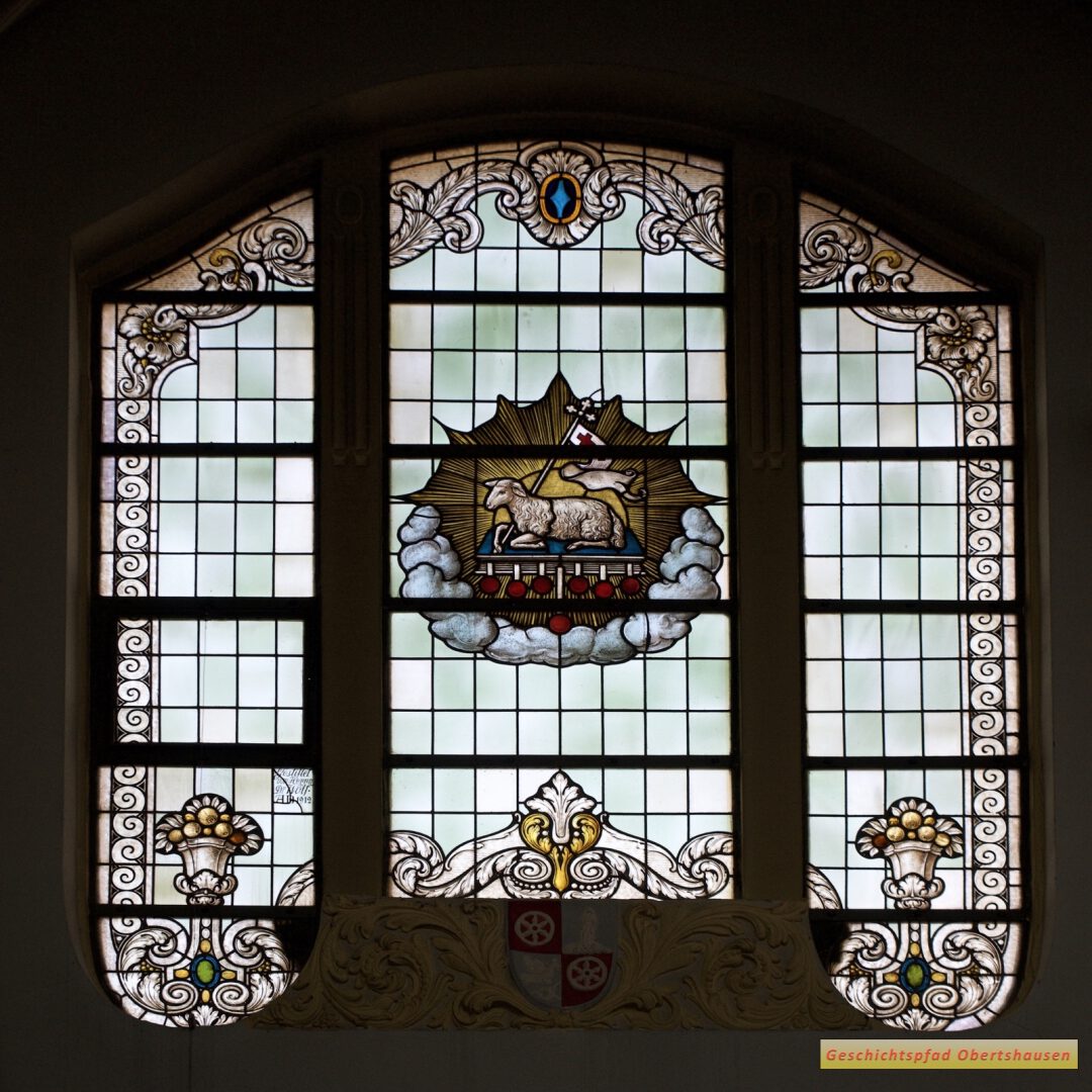 Kirchenfenster 10: Lamm Gottes - gestiftet von Herrn Dr. Wolf