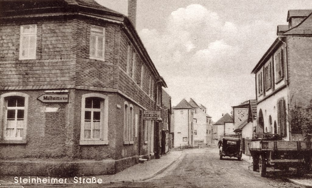 Als Vereinslokal in diesen frühen Jahren wir das Wirtshaus Zum goldenen Löwen genannt. In der Steinheimer Straße, rechts neben der Krone.