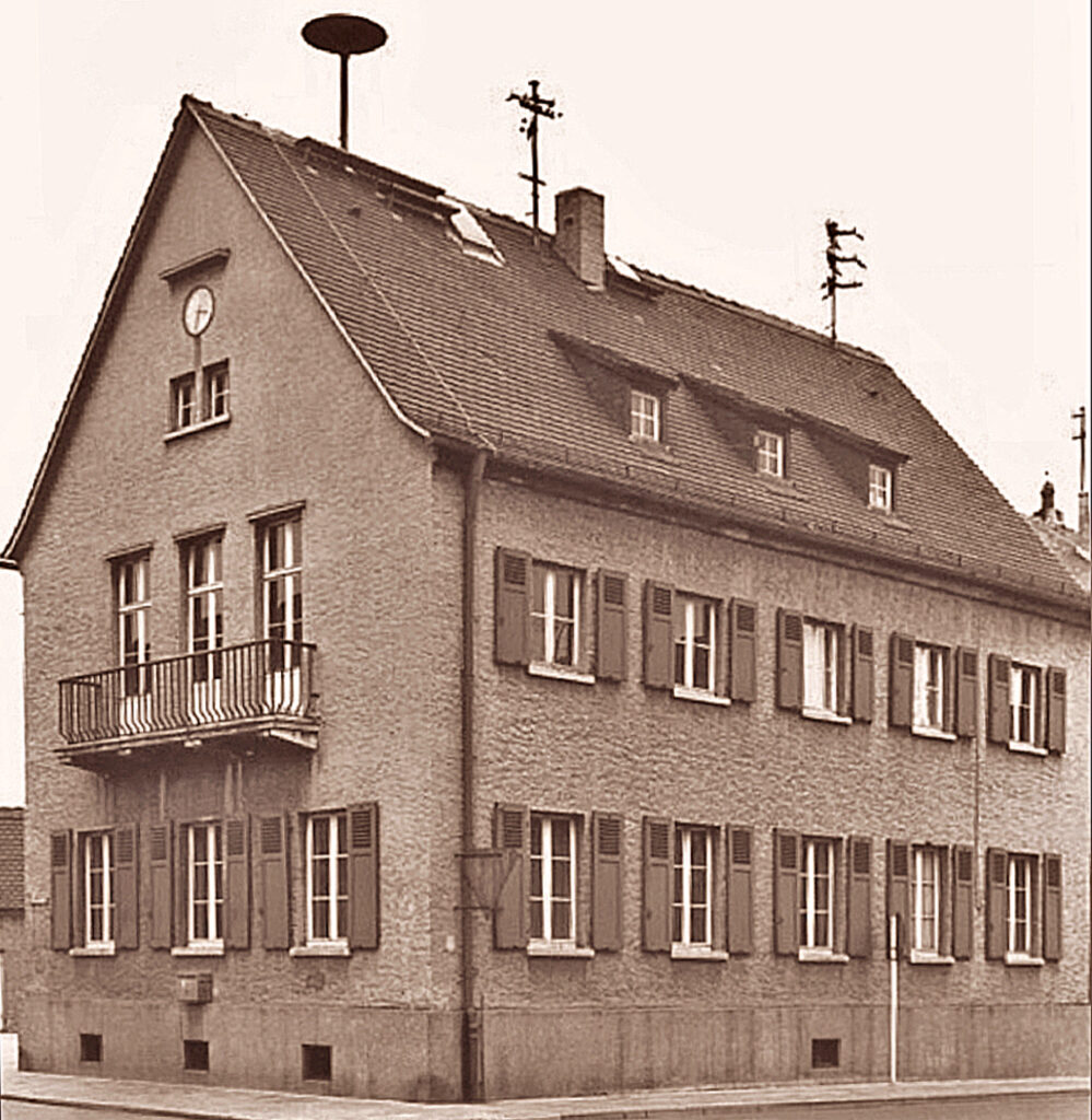 Im Jahr 1938 wurde die ehemalige Schule zum Rathaus umgebaut. Dafür wurde das Gebäude aufgestockt. Heute wird es als Jugendhaus genutzt.
