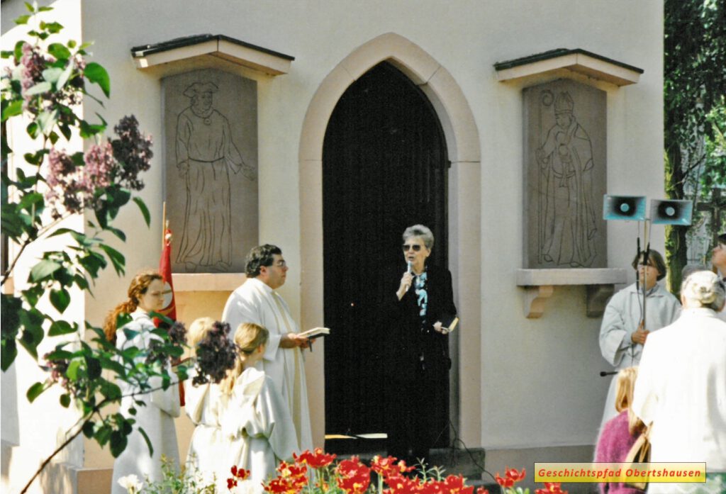 O16-03 Kapelle - Einweihung der Reliefs 12.05.1994 – Stadtverordnetenvorsteherin Hildegard Bühl