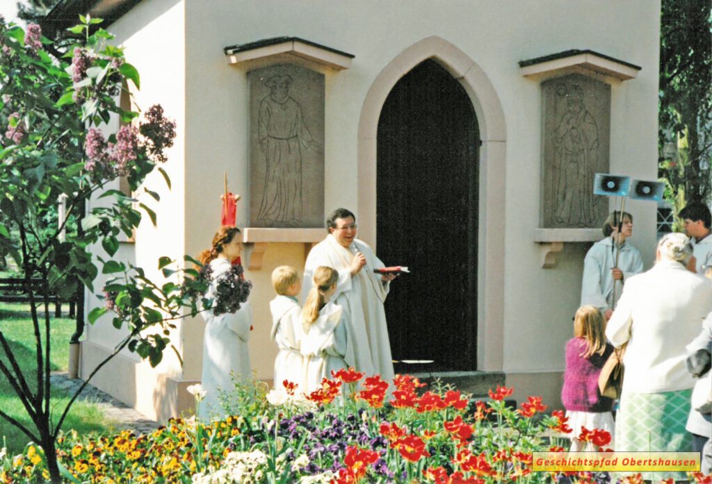 O16-04 Kapelle - Einweihung der Reliefs 12.05.1994 – Pfarrer Norbert Hofmann